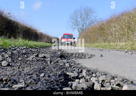 Schlagloch - gefährliche Straße im Vereinigten Königreich Stockfoto