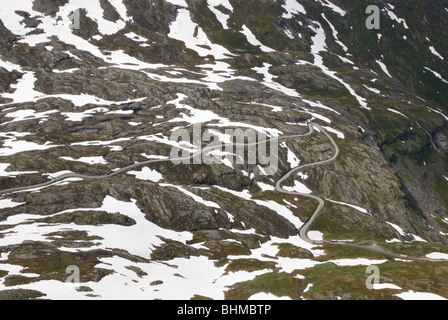 Ein Blick auf einer kurvenreichen Straße in Geiranger, Norwegen Stockfoto