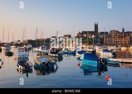 Flut in einem Sommer-Morgen im Hafen von Penzance Stockfoto