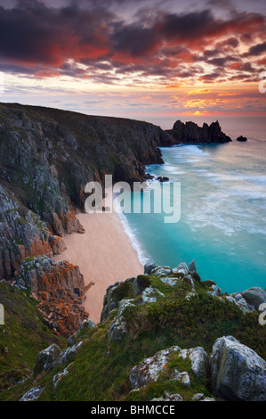 Sonnenaufgang über dem Pednvounder Strand und Logan Rock, Porthcurno Stockfoto