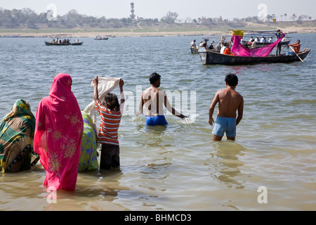 Hindu-Pilger Baden in den Zusammenfluss von Ganges und Yamuna (Sangam). Allahabad. Indien Stockfoto