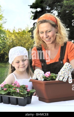 Junge Frau und Tochter im Garten Stockfoto