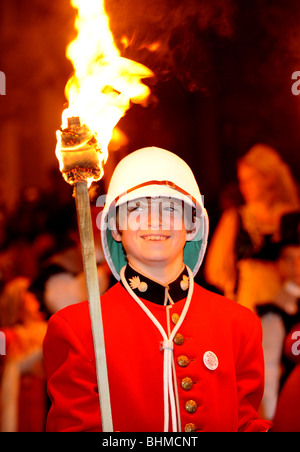 Lewes Bonfire Night feiern lächelt ein kleiner Junge verkleidet als er Teil an der Parade durch die Stadt nimmt Stockfoto