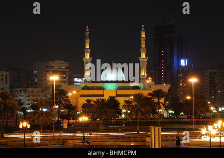 Moschee in Sharjah Stadt in der Abenddämmerung, Vereinigte Arabische Emirate Stockfoto