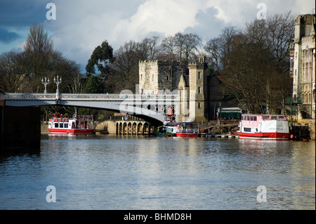 Lendal Bridge wurde von Thomas Page 1863 erbaut und ist eine eiserne Brücke mit gotischen Elementen. York North Yorkshire UK Stockfoto