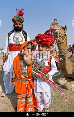 Indische Familie in traditionellen Kostümen. Bikaner Camel Festival. Rajasthan. Indien Stockfoto