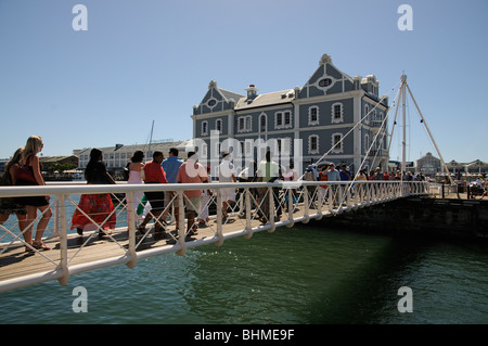 Fußgänger zu Fuß auf eine Drehbrücke im V & A Waterfront komplexen Kapstadt Hafen Südafrika Stockfoto