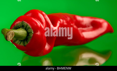 Gestochen scharfe rote Chilischote eine lebendige grüne Hintergrund. Stockfoto