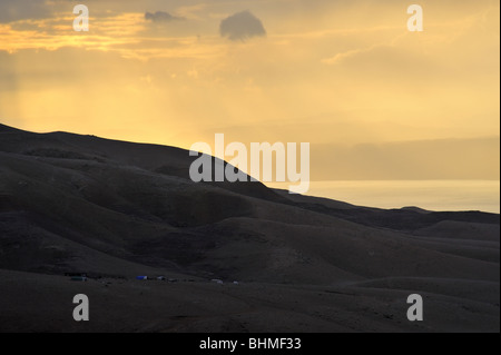 Sonnenuntergang am Toten Meer mit einem Beduinencamp gesehen aus Jordanien Stockfoto