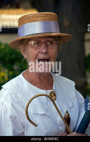 Ein freiwilliger Schauspieler in den Charakter des traditionellen Lehrerin Stockfoto