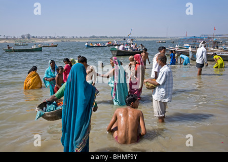 Pilger in den Zusammenfluss von Ganges und Yamuna (Sangam) Baden. Allahabad. Indien Stockfoto