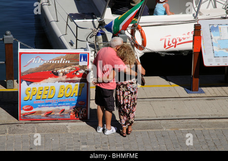 Touristen warten, um eine Fahrt mit Boot in Cape Town, South Africa Stockfoto