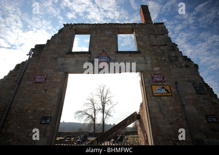 Garage-Fassade im Dorf Martyre, Oradour Sur Glane Stockfoto