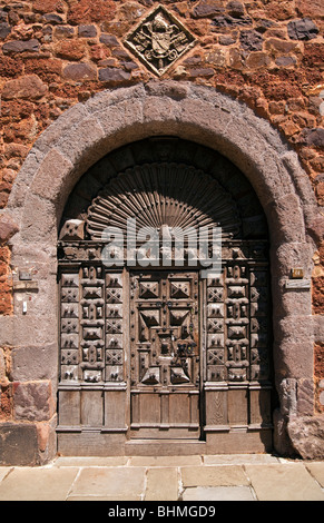 Eine fein verzierte Tür im Hof der Kathedrale von Exeter in Devon Stockfoto