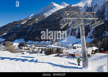Blick über das Resort von den Hängen unterhalb der Galzigbahn-Seilbahn, St. Anton, Arlberg ski Region, Vorarlberg, Österreich Stockfoto