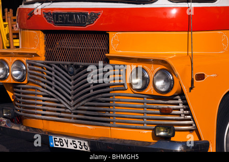 Vorderseite des gelb und gold British Leyland Oldtimerbus in Mosta, Malta Stockfoto