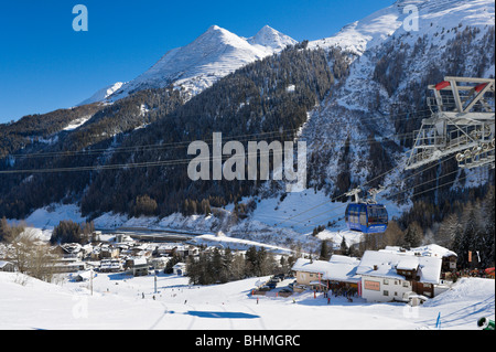 Blick über das Resort von den Hängen unterhalb der Galzigbahn-Seilbahn, St. Anton, Arlberg ski Region, Vorarlberg, Österreich Stockfoto