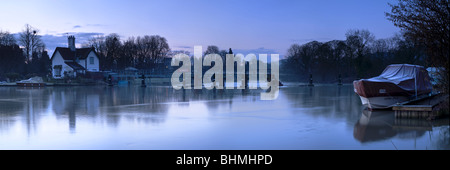 Winter-Sonnenaufgang auf der Themse am Goring Weir, Oxfordshire, Vereinigtes Königreich Stockfoto