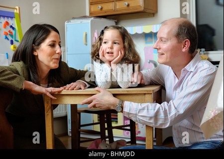 Ein junges Paar mit ihrer Tochter in einem Kindergarten Spielzimmer UK Stockfoto