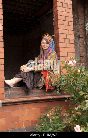 Hippie junge Frau mit Multi coloriertes Haar. VOLL-MODELL VERÖFFENTLICHT Stockfoto