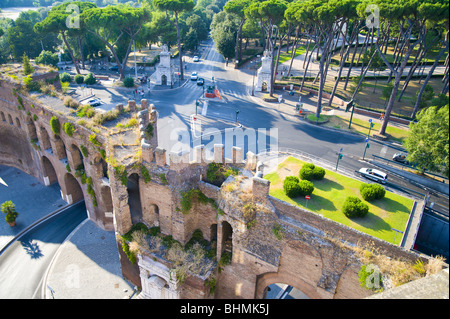 Porta Pinciana von Villa Borghese von oben gesehen und die alten römischen Festungsmauern. Rom Italien Stockfoto