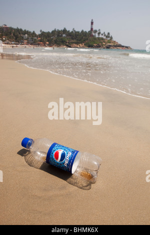 Lighhouse Strand, Kovalam, Kerala, Indien verworfen Kunststoff alkoholfreie Getränke Flasche am Ufer Stockfoto