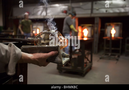 Detroit, Michigan - formt ein Student Glaswaren während einer Klasse an der Michigan Hot Glaswerkstatt. Stockfoto