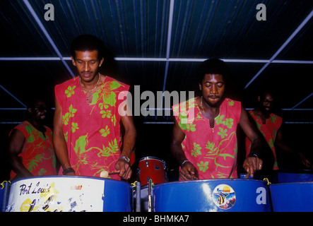 Afro-karibische Musik, spielen Steel Drum, spielen in Fässern aus Stahl, Stahl band drum, Port Louis, Grande-Terre, Guadeloupe, Französische Antillen, Frankreich Stockfoto