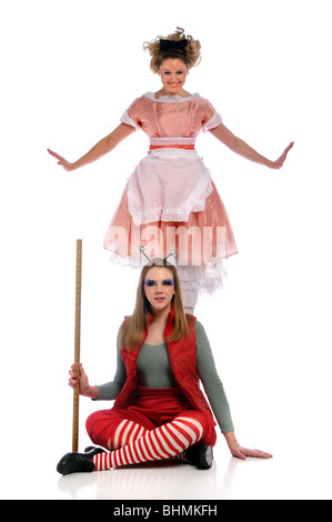Zwei junge Frauen, die eine Fassung des theatralischen handeln "Alice im Wunderland" Stockfoto
