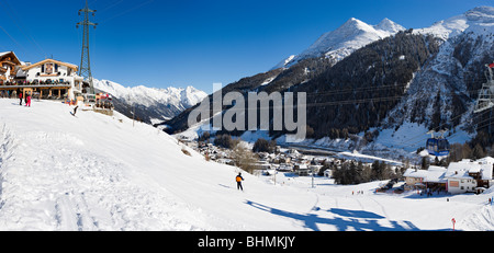 Bergrestaurants mit Blick auf das Resort von Pisten unterhalb der Galzigbahn-Seilbahn, St. Anton, Vorarlberg, Österreich Stockfoto