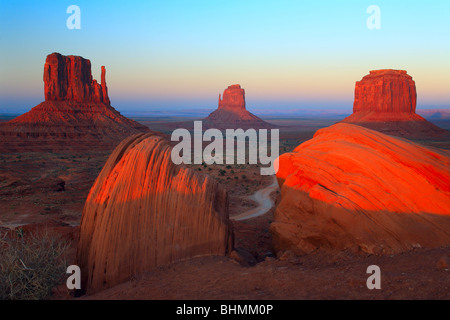 Klassische Ansicht der Fäustlinge und Merrick Butte im Monument Valley, AZ Stockfoto