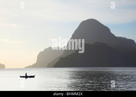 Boot vor der Insel Cadlao; El Nido; Bacuit Archipels; Palawan; Philippinen. Stockfoto