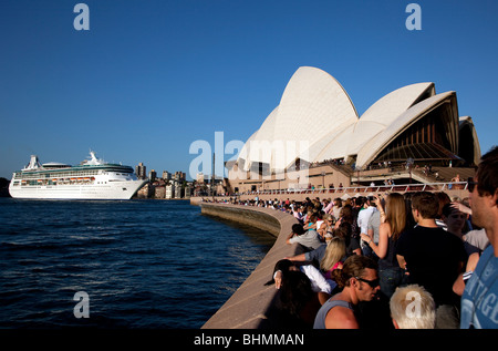 Ein mit übergibt das Sydney Opera House auf seiner Reise durch den Hafen auf dem Weg zum Meer. Stockfoto
