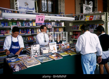 Mexikanische Volk, Store Manager, Verkäufer, Buchhandlung, Buchladen, Buchhandel, Buchhändler, neue und gebrauchte Bücher, Guadalajara, Jalisco, Mexiko Stockfoto