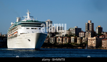 Ein mit übergibt die Sydney-Vorland auf seiner Reise durch den Hafen auf dem Weg zum Meer. Stockfoto