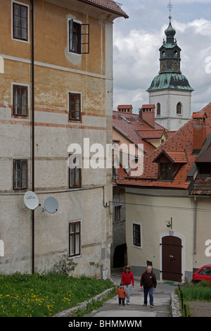 Skofja Loka, alte Bürgerhäuser, Kirche von St. James, Slowenien Stockfoto