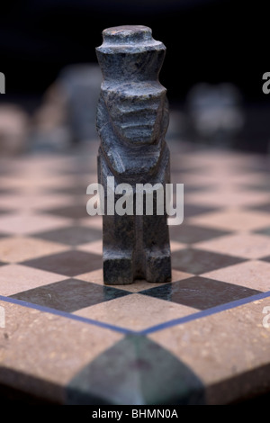 handgeschnitzte Bessem ägyptischen Stein Schachfiguren nach dem Zufallsprinzip auf einem Schachbrett gelegt Stockfoto