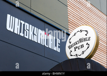 Melden Sie sich über dem Eingang des beliebten Whisky Muhle Pub im Zentrum des Ferienortes Söll, Skigebiet SkiWelt, Tirol, Österreich Stockfoto