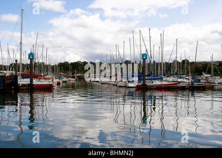 Yachten ankern in der Marina in Port Edgar, South Queensferry, über den Firth of Forth, in der Nähe von Edinburgh, Schottland. Stockfoto