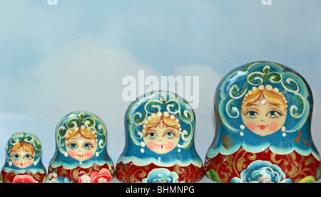 4 russische Nesting Dolls Top Hälfte blau und rot mit Grün Glitter Stockfoto