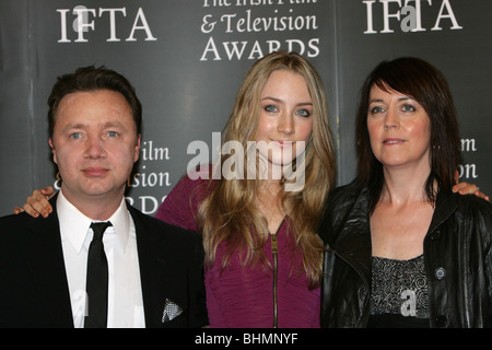 Paul Ronan (Vater), irische Schauspielerin Saoirse Ronan und Monica Ronan (Mutter) bei der 7. jährlichen Irish Film und Television Awards Stockfoto