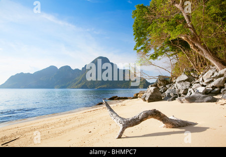 Melden Sie sich am einsamen Strand und Cadlao Insel; Bacuit Archipels; Palawan; Philippinen. Stockfoto