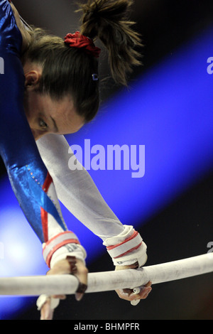 Elizabeth "Beth" Mayer führt auf asymmetrische Bars bei einem Gymnastik-Wettbewerb Stockfoto