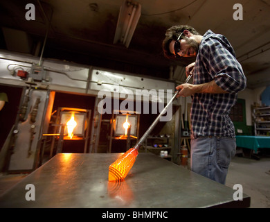 Detroit, Michigan - Paul Abowd arbeitet auf eine Glasschüssel auf dem Michigan Hot Glass Workshop. Stockfoto