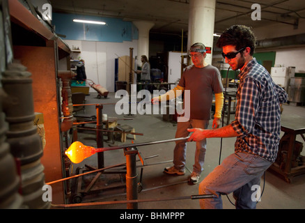 Detroit, Michigan - Paul Abowd arbeitet auf eine Glasschüssel auf dem Michigan Hot Glass Workshop. Stockfoto