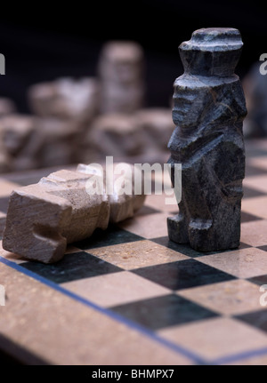 handgeschnitzte Bessem ägyptischen Stein Schachfiguren nach dem Zufallsprinzip auf einem Schachbrett gelegt Stockfoto