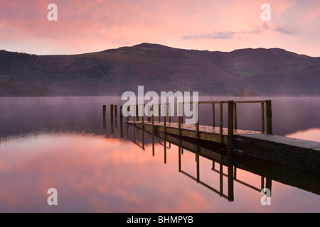 Sonnenaufgang über dem Derwent Water von Hawes Ende Anlegestelle, Nationalpark Lake District, Cumbria, England, UK. Herbst (November) 2009 Stockfoto