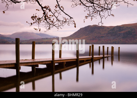 Brandelhow Steg am Derwent Water, Nationalpark Lake District, Cumbria, England, UK. Herbst (November) 2009 Stockfoto