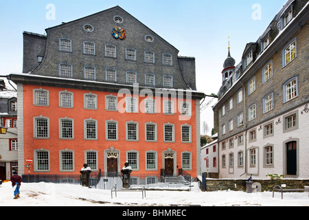 Historisches Haus im Zentrum von Monschau im Schnee im Winter, Eifel, Nordrhein-Westfalen, Deutschland Stockfoto