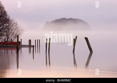 Nebligen Morgen am Ufer des Derwent Water, Nationalpark Lake District, Cumbria, England, UK. Herbst (November) 2009 Stockfoto